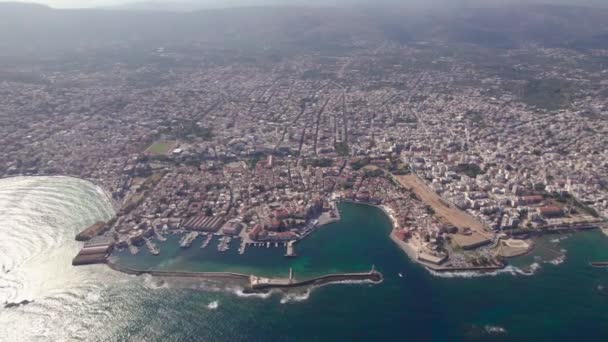 Vista aérea. La parte histórica de la ciudad de Chania en la isla de Creta. Una encantadora ciudad costera en el Mediterráneo. — Vídeos de Stock