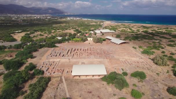 Flygfoto. Den gamla minoiska civilisationens arkeologiska plats. Ruinerna av det minoiska palatset ligger inte långt från staden Malia på ön Kreta.. — Stockvideo