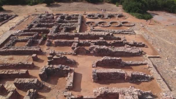 공중에서 본 모습. 고대 미노아 문명의 고고학적 유적. 미노아 궁전의 폐허는 크레타섬의 말리아 시에서 그리멀지 않은 곳에 있다. — 비디오