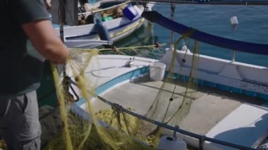 Akdeniz 'de. Rıhtımdaki balıkçı ağlarının üzerinden bakıyor..