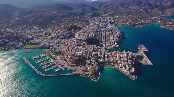Fåglar blickar mot den grekiska staden Agios Nikolaos. En vacker europeisk Medelhavsstad. — Stockvideo