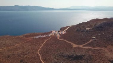 Hava görüntüsü. Balos Körfezi 'ndeki toprak yol ve park yeri..