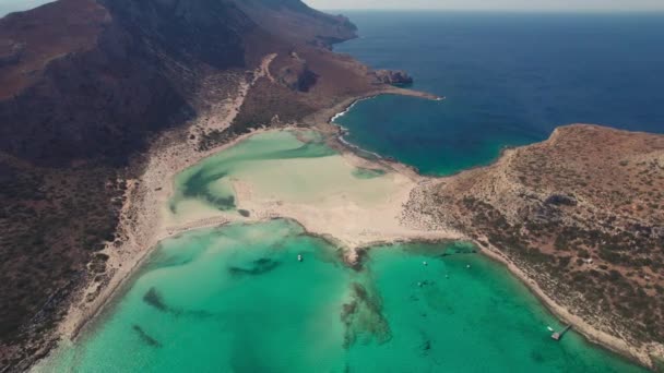 Vista aérea. La hermosa bahía de Balos en la isla griega de Creta. Magníficas vistas panorámicas de los acantilados, la playa y el mar azul. — Vídeos de Stock