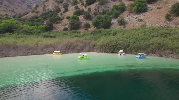 Letecký pohled. Půjčovna katamaránů na ostrově Kournas. Turistické vodní aktivity. — Stock video