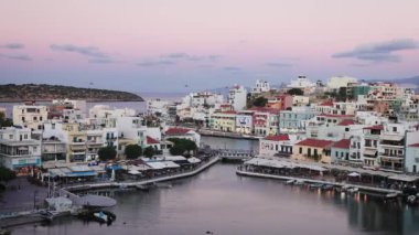 Zaman ayarlı. Yunanistan 'ın Agios Nikolaos kenti.