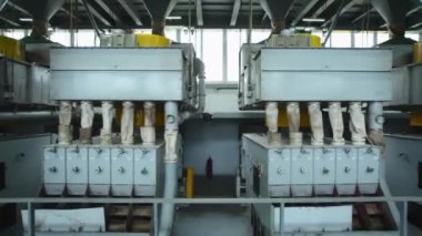 Ayçiçeği yağı üretimi için bir girişim. Atölyede, kabuklar çekirdeklerden ayrılır..