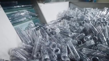 Plastik kalıplar ve polietilen şişeler için otomatik hat. Boşluklu konteynır.