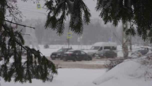 Uma forte queda de neve na cidade. Carros na encruzilhada derrapam na neve. — Vídeo de Stock