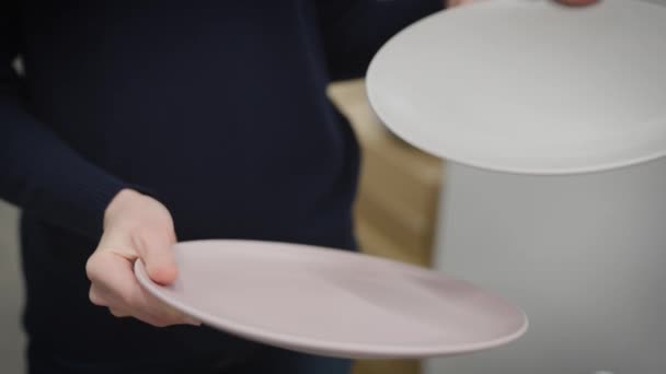 Housewares and kitchenware shop. Womens hands hold plates. — Stock Video