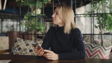 Bir restoranda genç ve çekici bir kadın siparişini bekliyor. Garson salata getirmiş..