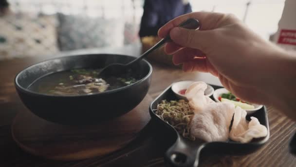 Restoranda bir adam Asya Po bo çorbası sipariş etti. Pan-Asya mutfağı — Stok video