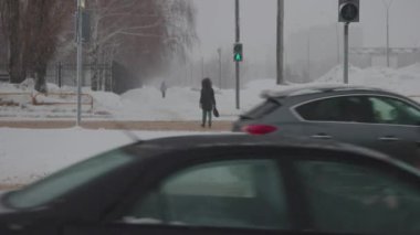 Kışın karlı havada yaya geçidi. Kış kavşağında yoğun araba trafiği.