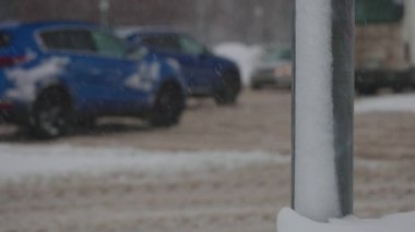 Şiddetli kar yağışı sırasında şehir yolları. Arabalar kış çamurunda ve karda yol alır.