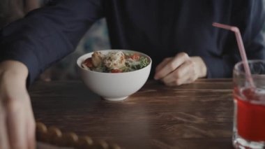 Kafede salata yiyen tanınmayan bir kadın..