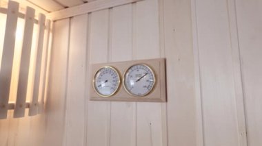 Saunada termometre ve higrometre var. Banyo işlemlerinde sıcaklık ve nem kontrolü önemlidir..