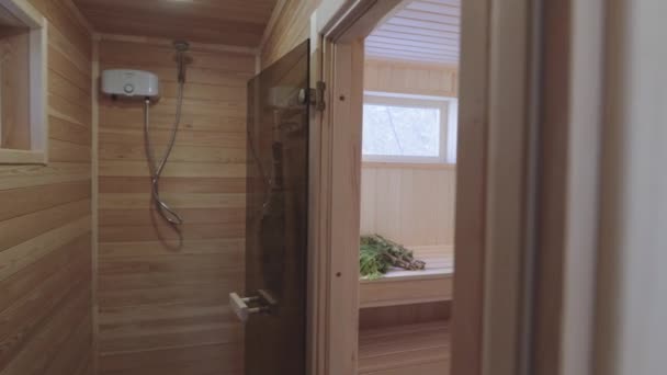 Tahta banyo. Geleneksel saunada buhar odası. — Stok video
