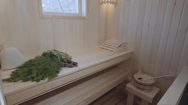 Дерев'яна ванна. Парова кімната в традиційній сауні . — стокове відео