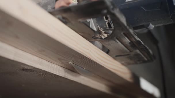 Drewniana deska jest piłowana piłą tarczową. — Wideo stockowe