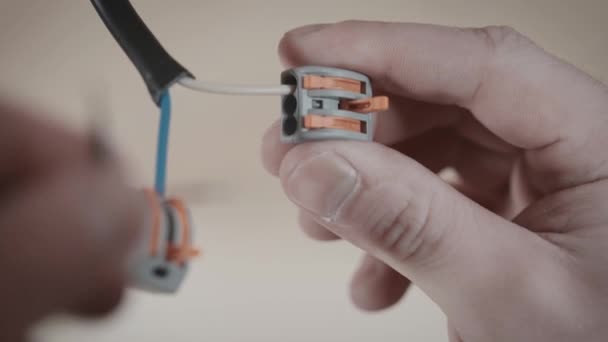 Un electricista instala el cableado usando conectores especiales. — Vídeos de Stock