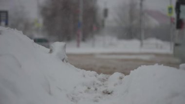 Şiddetli kar yağışı sırasında şehir yolları. Arabalar kış çamurunda ve karda yol alır.