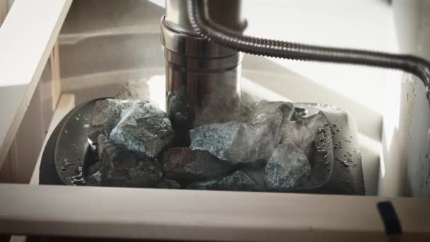 Sauna fırını. Taşlar buhar odasında ısıyı muhafaza eder ve dağıtır. — Stok video