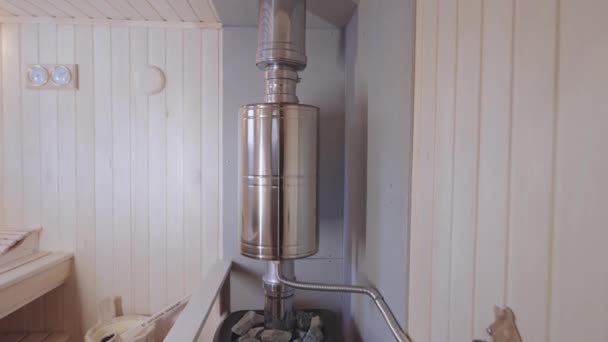 Sauna oven. Stenen bewaren en verdelen warmte in het stoombad — Stockvideo