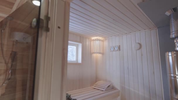 Baño de madera. Sala de vapor en una sauna tradicional. — Vídeo de stock