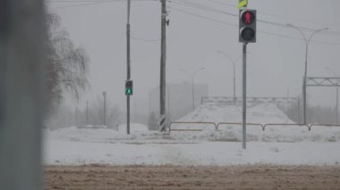 Kışın karlı havada yaya geçidi. Kış kavşağında yoğun araba trafiği.