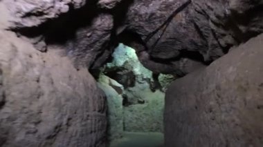 Eski Mısır şehrinde terk edilmiş eski cenaze mezarları