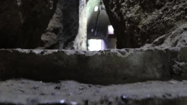 Старые заброшенные погребальные гробницы в древнем городе Египте — стоковое видео