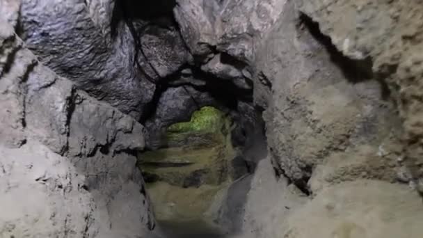 Abandoned tunnels of the tombs of Egyptian pharaohs. — Stock Video