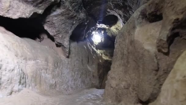 Наука, археология Египта, подземные раскопки в пирамидах. — стоковое видео