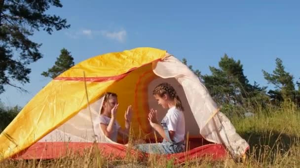 Kinder beim Zelten. Kleine Mädchen im Zelt spielen Spiele. — Stockvideo