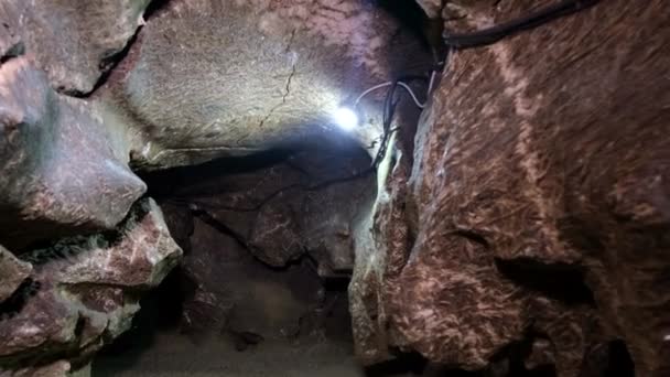 Пещера из природного известняка с горными породами. — стоковое видео