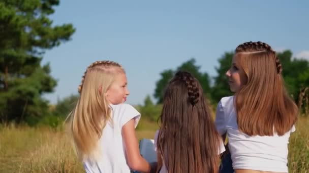 Три милі дівчата махають привіт до камери . — стокове відео