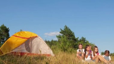 Yaz kampında dinlenen bir grup çocuk.