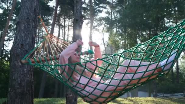 Femme se relaxant à la forêt sur un hamac. — Video