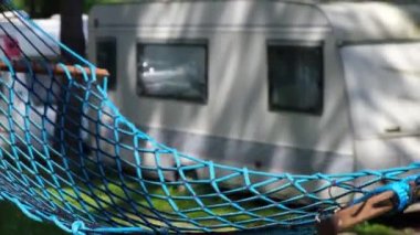 Dinlenme ve dinlenme için bir kamp yerinde hamak.. 