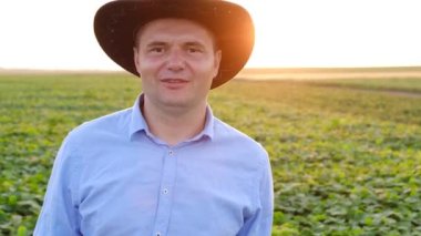 Mavi gömlekli bir çiftçinin portresi kamerada tarımdan bahsediyor.