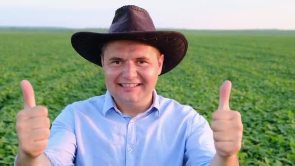 Портрет молодого фермера в синій сорочці, що піднімає великі пальці вгору — стокове відео