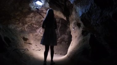 Bir jeolog kristal bir mağaranın kazılarını inceliyor..