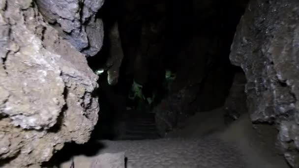 Sádrová jeskyně tmavý tunel vykopávky pod zemí. — Stock video