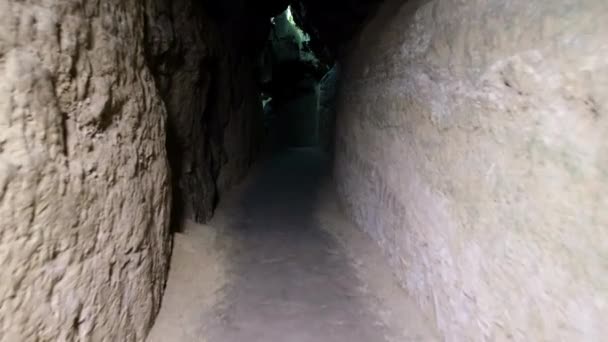 Passage souterrain abandonné du tunnel de la mine d'or. — Video