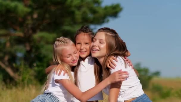 Przyjaciele Bawią Się Parku Trzy Dziewczyny Siedzą Trawie Uśmiechają Się — Wideo stockowe