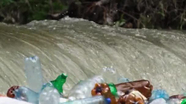 Πλωτά μπουκάλια σε ένα ποτάμι του βουνού. Περιβαλλοντικά προβλήματα. — Αρχείο Βίντεο