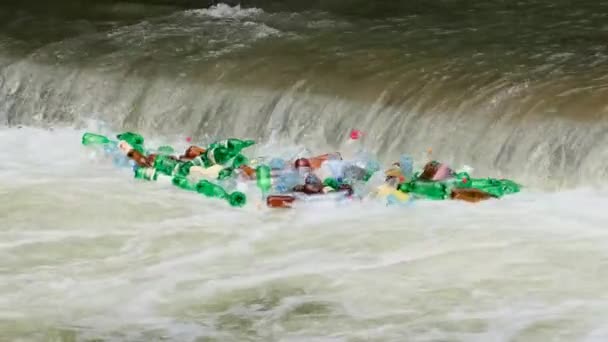 Poluição ambiental. sujeira de plástico, garrafas, flutuando no rio. — Vídeo de Stock