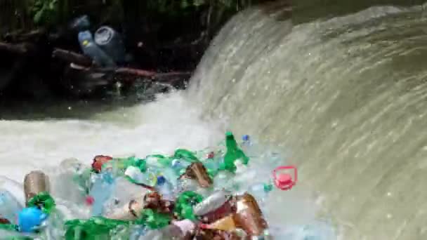 Rio da Montanha com garrafas de plástico abandonadas por pessoas. Poluição da água. — Vídeo de Stock