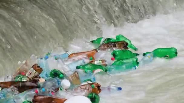 Resíduos plásticos, em águas poluídas, problemas ambientais. — Vídeo de Stock
