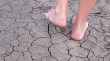  Kurumuş bir gölün ya da nehrin dibinde yalınayak yürüyen bir kızın bacaklarını kapat..