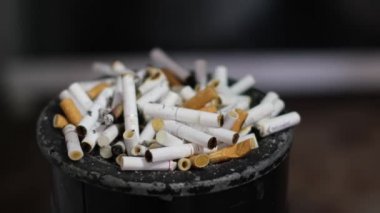 Sigara içmek sağlığa zararlıdır. Bir sürü sigara izmariti.. 